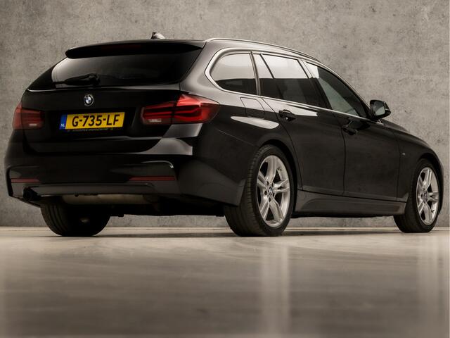 BMW 3-SERIE Touring 318i M Sport Shadow Line Automaat (DRAADLOOS APPLE CARPLAY, M PAKKET, DEALER ONDERHOUDEN, GROOT NAVI, LEDER, VIRTUAL COCKPIT, GETINT GLAS, ELEK ACHTERKLEP, CRUISE, NIEUWE APK, NIEUWSTAAT)