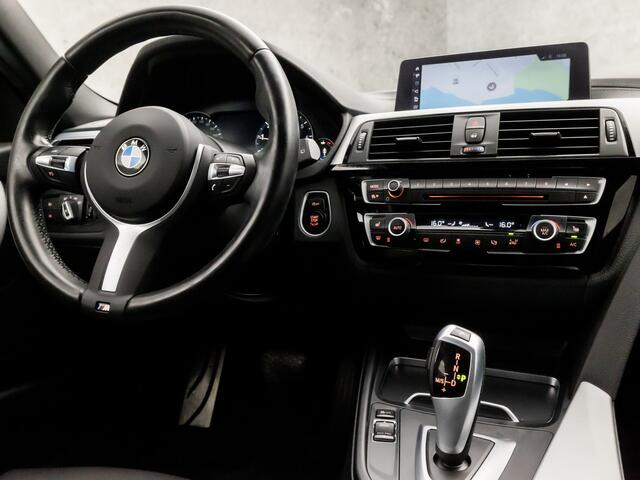 BMW 3-SERIE Touring 318i M Sport Shadow Line Automaat (DRAADLOOS APPLE CARPLAY, M PAKKET, DEALER ONDERHOUDEN, GROOT NAVI, LEDER, VIRTUAL COCKPIT, GETINT GLAS, ELEK ACHTERKLEP, CRUISE, NIEUWE APK, NIEUWSTAAT)