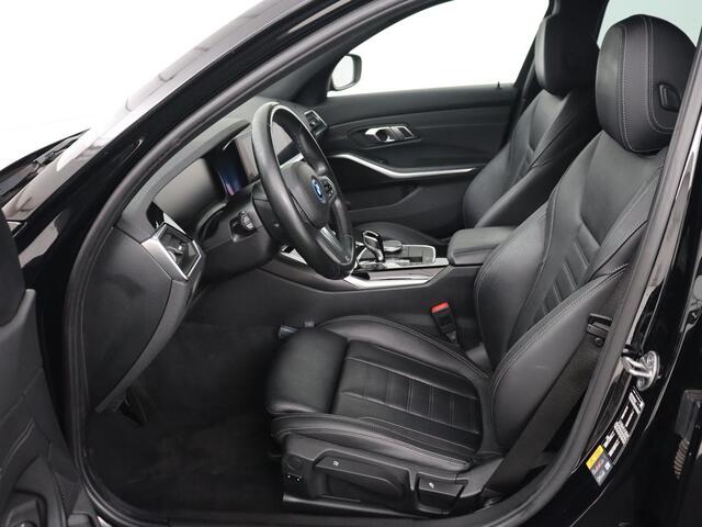 BMW 3-SERIE Touring 330e Business Edition Plus | Leder Bekleding | Carplay | Cruise Control | Navigatie | Laser LED koplampen | Stoelverwarming | LMV 18 |