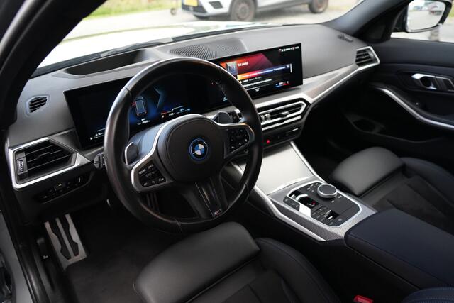 BMW 3-SERIE Touring 330e M Sport High Executive 292pk Navigatie/Stoelverwarming/Camera