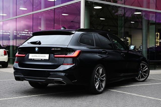BMW 3-SERIE Touring M340i xDrive Automaat / Panoramadak / Trekhaak / Sportstoelen / Laserlight / M Adaptief onderstel / Comfort Access / Gesture Control / Stoelverwarming / Head-Up