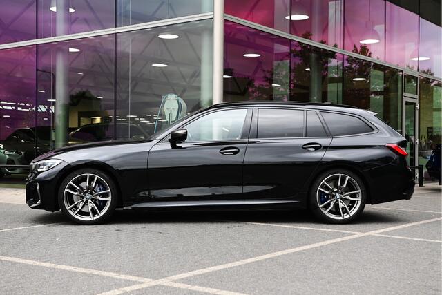 BMW 3-SERIE Touring M340i xDrive Automaat / Panoramadak / Trekhaak / Sportstoelen / Laserlight / M Adaptief onderstel / Comfort Access / Gesture Control / Stoelverwarming / Head-Up