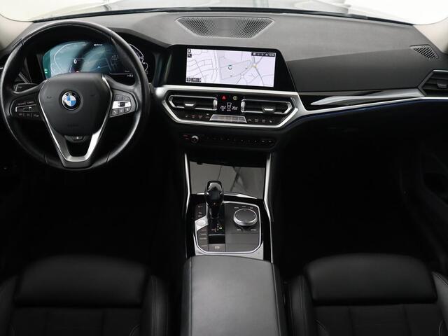 BMW 3-SERIE Touring 330e | Trekhaak | Half Leder | Stoel & Stuurverwarming | Sfeerverlichting | Carplay | Cruise Control | PDC