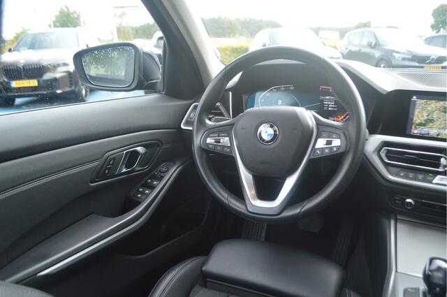 BMW 3-SERIE 320i High Executive Automaat / Schuif-kanteldak / Sportstoelen / Stoelverwarming / Airconditioning / Cruise Control / PDC / Live Cockpit Professional