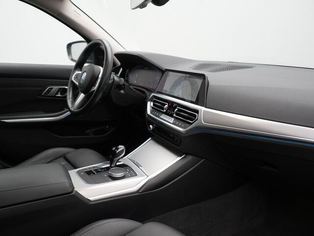 BMW 3-SERIE Touring 330e Luxury Line Plug In Hybrid 293pk Dealer O.H PHEV | Panodak | Adaptive Cruise | 360 Camera | Lederen Sportstoelen Memory & Verwarmd | Harman & Kardon | Apple Carplay | Sfeerverlichting | Blis | Virtual | Navigatie | DAB | 19"L.M |