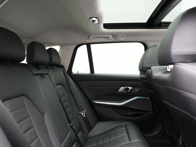 BMW 3-SERIE Touring 330e Luxury Line Plug In Hybrid 293pk Dealer O.H PHEV | Panodak | Adaptive Cruise | 360 Camera | Lederen Sportstoelen Memory & Verwarmd | Harman & Kardon | Apple Carplay | Sfeerverlichting | Blis | Virtual | Navigatie | DAB | 19"L.M |