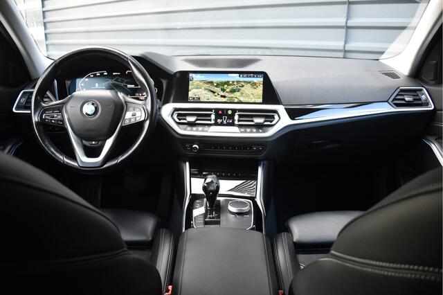 BMW 3-SERIE 330e High Executive Shadow Line | ACC | 19'' M Wielen | Stuur + Stoelverwarming | CarPlay | Live Cockpit Pro |