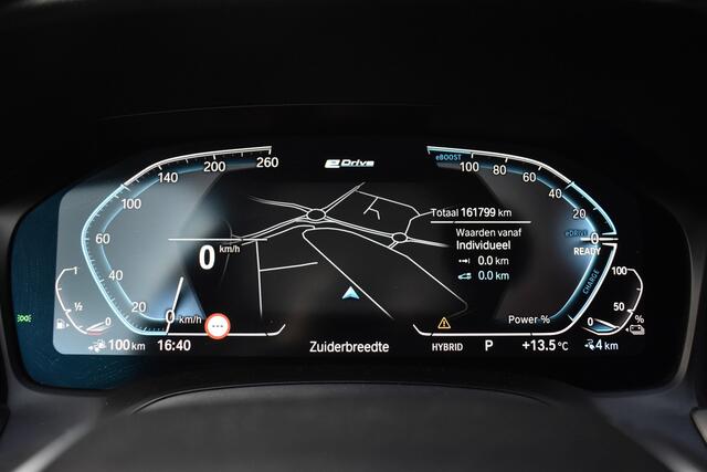 BMW 3-SERIE 330e High Executive Shadow Line | ACC | 19'' M Wielen | Stuur + Stoelverwarming | CarPlay | Live Cockpit Pro |