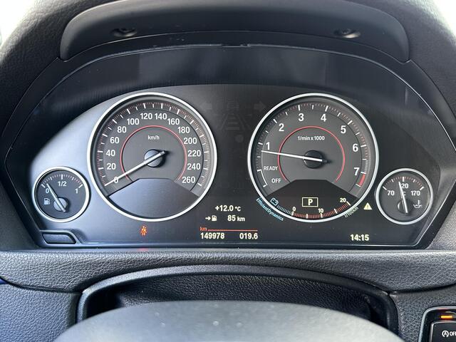 BMW 3-SERIE Touring 320i High Executive M-Pakket | NL-Auto/NAP/Leder/Sportstoel/Carplay/Navi/19-inch