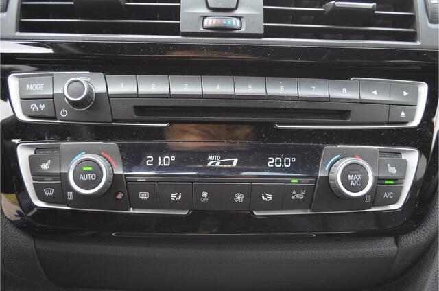 BMW 3-SERIE Touring 318i M Pakket Vol Leer St.verw. Elek. Achterklep Zwarte Raamlijsten Led Koplamp.