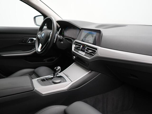 BMW 3-SERIE Touring 330e xDrive Sportline Plug In Hybrid 292pk Dealer O.H PHEV | Laser LED | Panodak | Adaptive Cruise | Camera | Lederen Sportstoelen Verwarmd | Apple Carplay | Keyless | Virtual | Navigatie | DAB | 18"L.M |