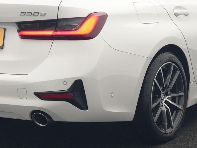 BMW 3-SERIE Touring 330e xDrive Sportline Plug In Hybrid 292pk Dealer O.H PHEV | Laser LED | Panodak | Adaptive Cruise | Camera | Lederen Sportstoelen Verwarmd | Apple Carplay | Keyless | Virtual | Navigatie | DAB | 18"L.M |