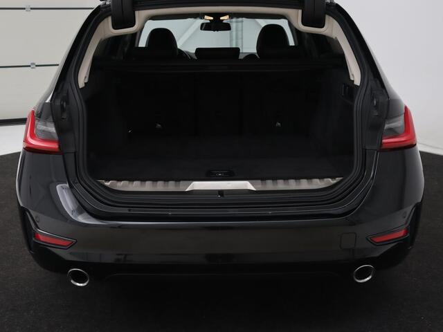 BMW 3-SERIE 330e Sport Line | Adaptive cruise | Stoelverwarming | Sportstoelen | Carplay | Sfeerverlichting | Live Cockpit | Navigatie | Half leder | DAB | Climate control | PHEV | Plug In