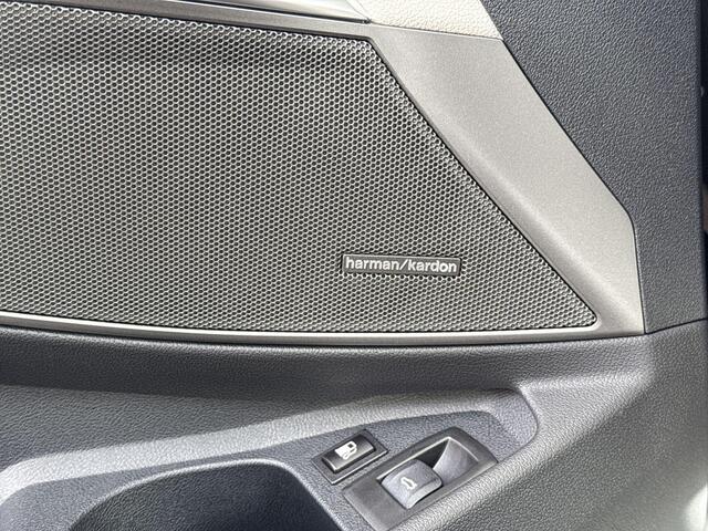 BMW 3-SERIE Touring 330e M Sportpakket Pro / Innovation Pack / Comfort Pack / Trekhaak / Panoramadak / Galvanische afwerking voor bedieningselementen