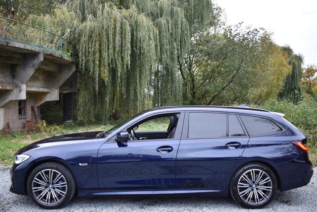 BMW 3-SERIE Touring 330e 290PK M-SPORT HIGH EXECUTIVE 360-CAMERA/HEAD-UP/PANORAMADAK