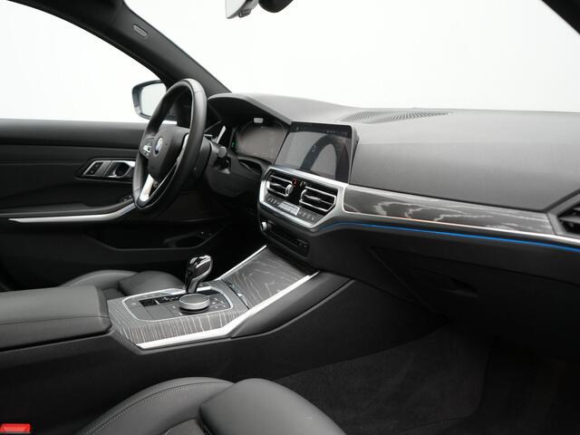 BMW 3-SERIE Touring 330e xDrive Sportline Plug In Hybrid 293pk Dealer O.H. PHEV | Panodak | Head Up | Adaptive Cruise | Laser LED | Harman & Kardon | Lederen Sportstoelen Memory & Verwarmd | Sfeerverlichting | Virtual | Navigatie |
