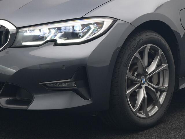 BMW 3-SERIE Touring 330e xDrive Sportline Plug In Hybrid 293pk Dealer O.H. PHEV | Panodak | Head Up | Adaptive Cruise | Laser LED | Harman & Kardon | Lederen Sportstoelen Memory & Verwarmd | Sfeerverlichting | Virtual | Navigatie |