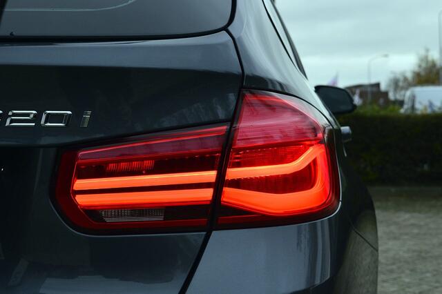 BMW 3-SERIE Touring 320i Sport-Line Rijklaarprijs-Garantie Trekhaak Leder Navigatie Airco Sport Interieur