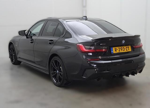 BMW 3-SERIE 330e xDrive Business Edition Plus M Sport | M Performance | Panoramadak | 360° Camera | Head Up Display | Stoelverwarming | Stuurverwarming | Apple Carplay | Navigatie | Cruise Control | Ambiance Verlichting | Trekhaak