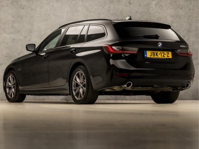 BMW 3-SERIE Touring 320e High Executive 204Pk Automaat (APPLE CARPLAY, GROOT NAVI, COGNAC LEDER, TREKHAAK ELEKTRISCH, STOELVERWARMING, SPORTSTOELEN, CAMERA, GETINT GLAS, ELEK ACHTERKLEP, NIEUWSTAAT)