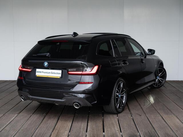 BMW 3-SERIE Touring 330e xDrive | M Sport | Innovationspakket | Verwarmd Stuurwiel | Comfort Access | Achteruitrijcamera | Panoramadak | Stoelverwarming | Head-Up Display | Laserlight | Trekhaak