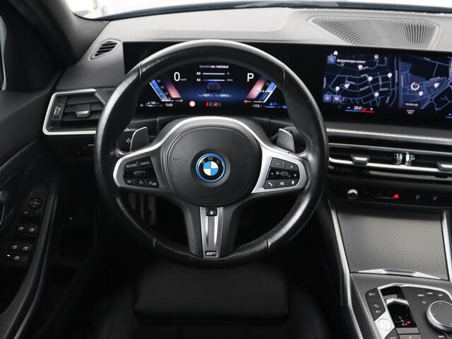 BMW 3-SERIE 320e M Sport | Trekhaak | Stoelverwarming | Camera | Leder/Alcantara | Stuurverwarming | Carplay | Live Cockpit Plus | Adaptief LED | Sportstoelen | Cruise control | PHEV | Plug In