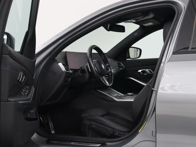 BMW 3-SERIE 320e M Sport | Trekhaak | Stoelverwarming | Camera | Leder/Alcantara | Stuurverwarming | Carplay | Live Cockpit Plus | Adaptief LED | Sportstoelen | Cruise control | PHEV | Plug In