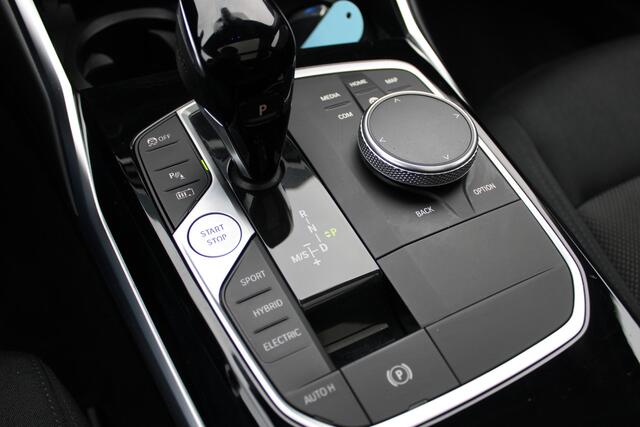 BMW 3-SERIE Touring 330e Business Edition PHEV PANO GR NAVI VIRTUAL 58000KM!!!