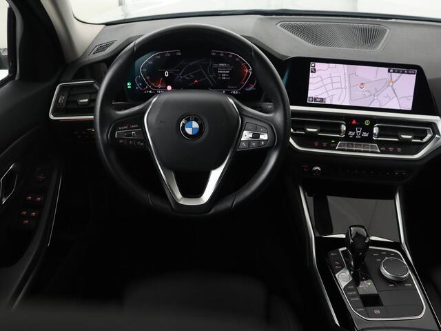 BMW 3-SERIE 318i Sport Line | Carplay | Camera | Sportstoelen | Sfeerverlichting | Live Cockpit | Navigatie | Full LED | Half leder | Park Assist | Climate control | DAB | Cruise control | Bluetooth