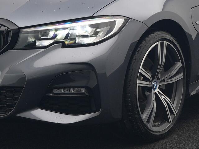 BMW 3-SERIE Touring 320e M Sport Plug In Hybrid 204pk Dealer O.H. PHEV | Trekhaak Af Fabriek | Panodak | Camera | Adaptief Onderstel | 19"L.M | Alcantara Sportstoelen Memory & Verwarmd | Sfeerverlichting | Apple Carplay | Keyless | Navigatie | DAB |