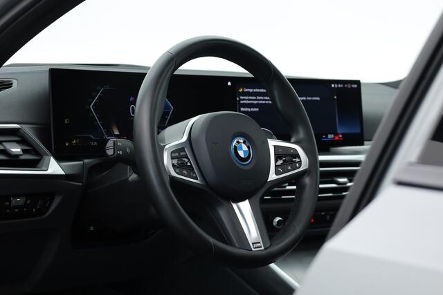 BMW 3-SERIE Touring 330e xDrive M Sport | Pano | HUD | Leder | Adapt. Cruise | Camera | Elek. Stoelen | Keyless | Stoelverw.