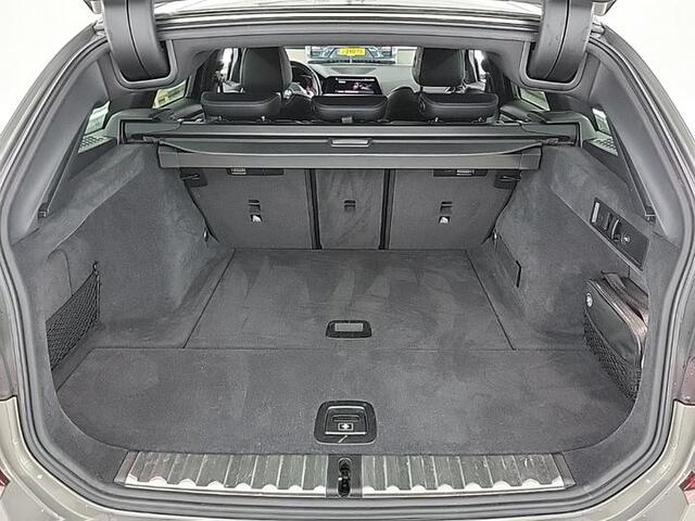 BMW 3-SERIE Touring 320i Corporate Executive | M-Sport onderstel | Sporstoelen | Trekhaak |