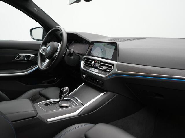 BMW 3-SERIE Touring 320e M Sport Plug In Hybrid 204pk Dealer O.H. PHEV | Trekhaak Af Fabriek | Panodak | Adaptive Cruise | Alcantara Sportstoelen | 18"L.M | Apple Carplay | Keyless | Navigatie | Sfeerverlichting | Virtual | DAB |