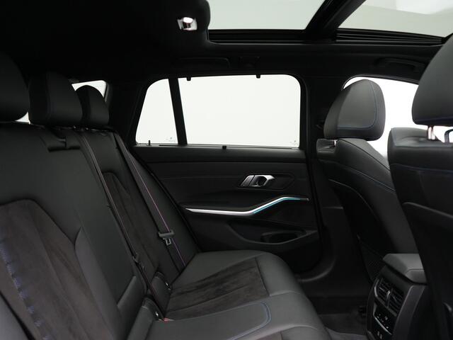 BMW 3-SERIE Touring 320e M Sport Plug In Hybrid 204pk Dealer O.H. PHEV | Trekhaak Af Fabriek | Panodak | Adaptive Cruise | Alcantara Sportstoelen | 18"L.M | Apple Carplay | Keyless | Navigatie | Sfeerverlichting | Virtual | DAB |