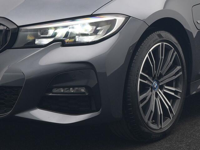 BMW 3-SERIE Touring 320e M Sport Plug In Hybrid 204pk Dealer O.H. PHEV | Trekhaak Af Fabriek | Panodak | Adaptive Cruise | Alcantara Sportstoelen | 18"L.M | Apple Carplay | Keyless | Navigatie | Sfeerverlichting | Virtual | DAB |