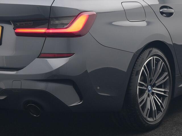 BMW 3-SERIE Touring 320e M Sport Plug In Hybrid 204pk Dealer O.H. PHEV | Trekhaak Af Fabriek | Panodak | Adaptive Cruise | Alcantara Sportstoelen | 18"L.M | Apple Carplay | Keyless | Navigatie | Sfeerverlichting | Virtual | DAB |
