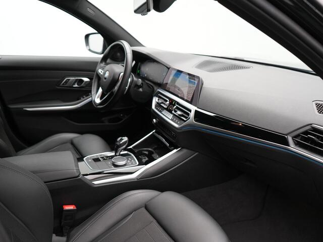 BMW 3-SERIE Touring 330e Sportline Plug In Hybrid 293pk Dealer O.H PHEV | Camera | Apple Carplay | Lederen Sportstoelen Verwarmd | Harman Kardon | Black Optic | Navigatie | Sfeerverlichting | Virtual | DAB |