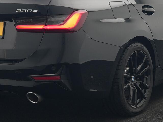 BMW 3-SERIE Touring 330e Sportline Plug In Hybrid 293pk Dealer O.H PHEV | Camera | Apple Carplay | Lederen Sportstoelen Verwarmd | Harman Kardon | Black Optic | Navigatie | Sfeerverlichting | Virtual | DAB |
