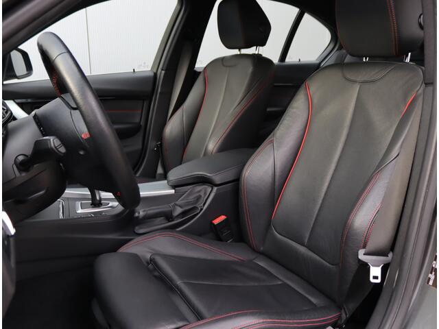 BMW 3-SERIE 318i Sport High Executive | Parkeercamera | LED | Org. Nederlands