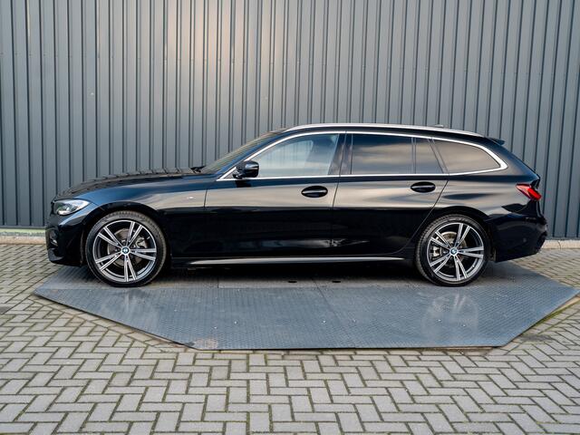 BMW 3-SERIE 320i High Executive | M-Sport | Laser | Stoelgeheugen | Trekhaak wegkl. | 19'' | Head Up | Camera | Keyless | Prijs Rijklaar!!