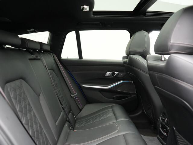 BMW 3-SERIE Touring 330e M Sport Plug In Hybrid 293pk Dealer O.H. PHEV | Panodak | Head Up | 360 Camera | Adaptive Cruise | Harman & Kardon | Nappa Lederen Sportstoelen Memory & Verwarmd | Adaptief Onderstel | Laser LED | Apple Carplay | Sfeerverlichting |