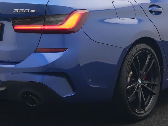 BMW 3-SERIE Touring 330e M Sport Plug In Hybrid 293pk Dealer O.H. PHEV | Panodak | Head Up | 360 Camera | Adaptive Cruise | Harman & Kardon | Nappa Lederen Sportstoelen Memory & Verwarmd | Adaptief Onderstel | Laser LED | Apple Carplay | Sfeerverlichting |