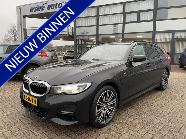BMW 3-SERIE Touring 330e M-Sport 292 pk Trekhaak Life Cockpit Adaptieve Cruise Camera Alcantara Parkeersensoren Stoelverwarming Stuurverwarming Sfeerverlichting Apple Carplay Android Auto DAB Plug In Hybride