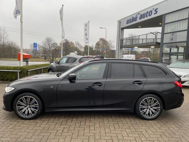 BMW 3-SERIE Touring 330e M-Sport 292 pk Trekhaak Life Cockpit Adaptieve Cruise Camera Alcantara Parkeersensoren Stoelverwarming Stuurverwarming Sfeerverlichting Apple Carplay Android Auto DAB Plug In Hybride