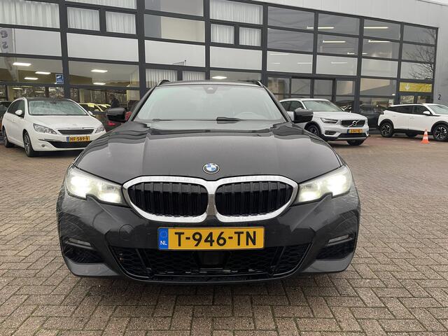BMW 3-SERIE Touring 330e M-Sport 292 pk Trekhaak Life Cockpit Adaptieve Cruise Camera Alcantara Parkeersensoren Stoelverwarming Stuurverwarming Sfeerverlichting Apple Carplay Android Auto DAB Plug In Hybride
