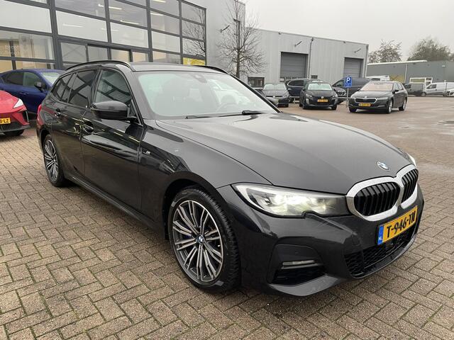 BMW 3-SERIE Touring 330e M-Sport 292 pk Trekhaak Life Cockpit Adaptieve Cruise Camera Alcantara Parkeersensoren Stoelverwarming Stuurverwarming Sfeerverlichting Apple Carplay Android Auto DAB Plug In Hybride