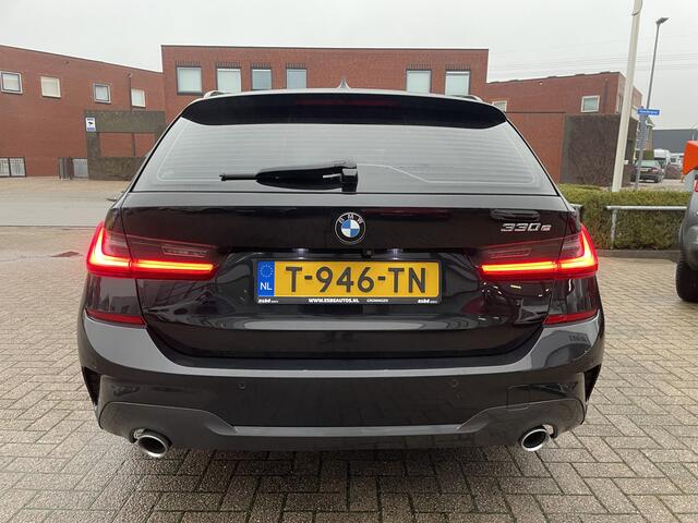 BMW 3-SERIE Touring 330e M-Sport 292 pk Trekhaak Life Cockpit Adaptieve Cruise Camera Alcantara Parkeersensoren Stoelverwarming Stuurverwarming Sfeerverlichting Apple Carplay Android Auto DAB Plug In Hybride