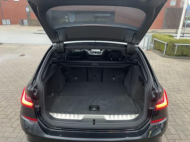 BMW 3-SERIE Touring 330e M-Sport 292 pk Trekhaak Life Cockpit Adaptieve Cruise Camera Alcantara Parkeersensoren Stoelverwarming Stuurverwarming Sfeerverlichting Apple Carplay Android Auto DAB Plug In Hybride