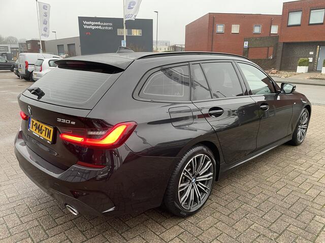 BMW 3-SERIE Touring 330e M-Sport 292 pk Trekhaak Life Cockpit Adaptieve Cruise Camera Alcantara Parkeersensoren Stoelverwarming Stuurverwarming Sfeerverlichting Apple Carplay Android Auto DAB Plug In Hybride
