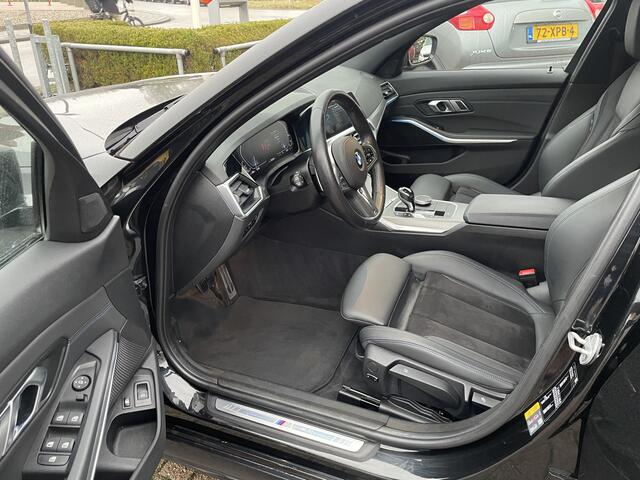 BMW 3-SERIE Touring 330e M-Sport 292 pk Trekhaak Life Cockpit Adaptieve Cruise Camera Alcantara Parkeersensoren Stoelverwarming Stuurverwarming Sfeerverlichting Apple Carplay Android Auto DAB Plug In Hybride